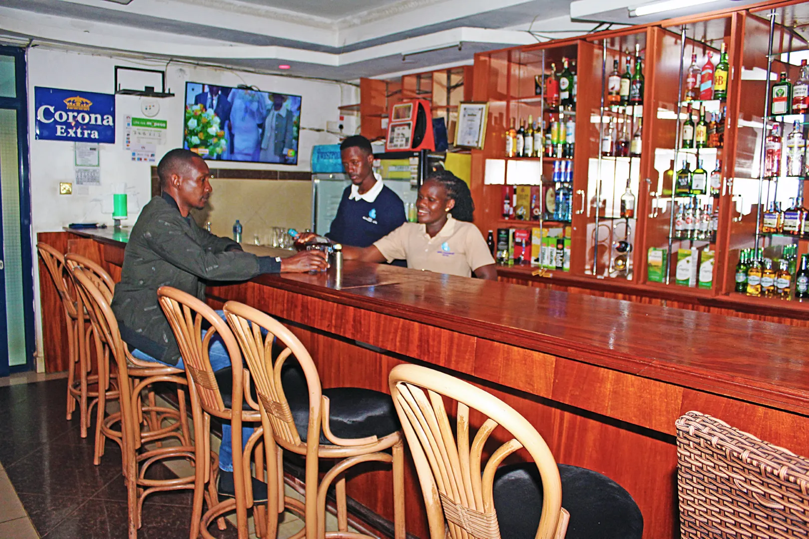 Meru Paramount Lounge and enjoy a cozy, friendly atmosphere that’s perfect for unwinding at any time of day.